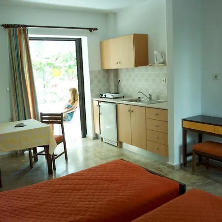 מלון דירות Esperides 2*