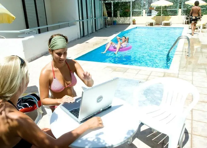 Esperides מלון דירות 2*